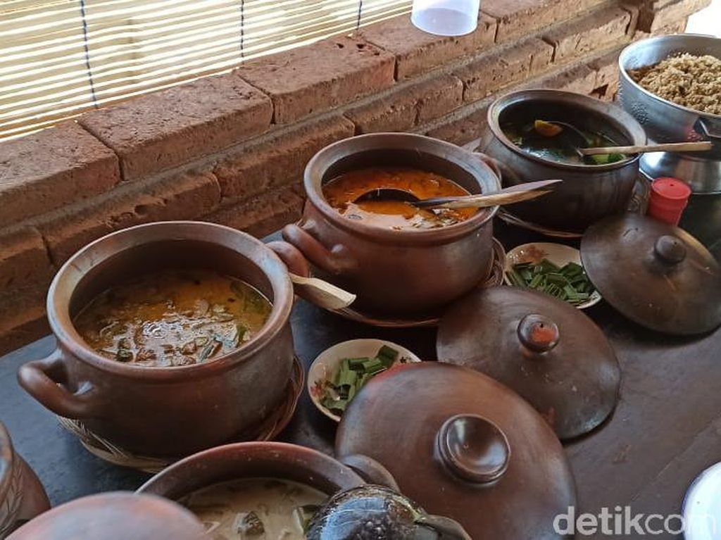Rumah Makan di Ponorogo Ini Tawarkan Nuansa Tradisional dan Menu Desa Rumah Makan di Ponorogo Ini Tawarkan Nuansa Tradisional dan Menu Desa