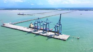 Sibuknya Pelabuhan Kuala Tanjung yang Terhubung Kawasan Industri