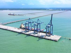 Sibuknya Pelabuhan Kuala Tanjung yang Terhubung Kawasan Industri Sibuknya Pelabuhan Kuala Tanjung yang Terhubung Kawasan Industri