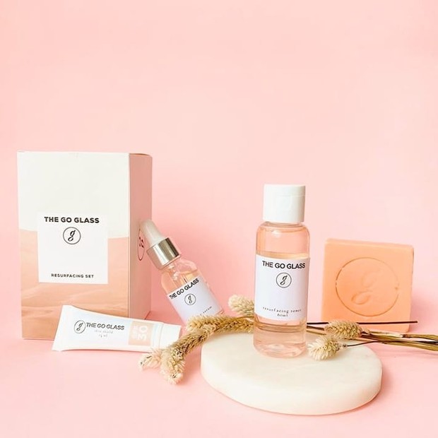 The Go Glass adalah merek perawatan kulit lokal dari Filipina yang mengklaim dapat membuat kulit kalian menjadi glowing.