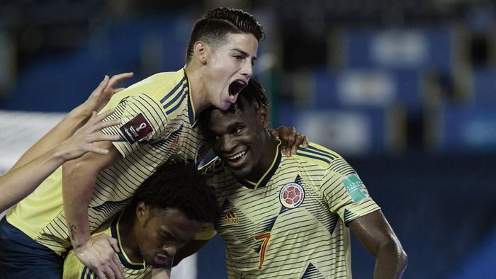 Timnas Kolombia BARRANQUILLA, COLOMBIA - OCTOBER 09: Duván Zapata of Colombia celebrates after scoring the first goal of his team with teammate Juan Cuadrado and James Rodríguez during a match between Colombia and Venezuela as part of South American Qualifiers for Qatar 2022 at Estadio Metropolitano on October 09, 2020 in Barranquilla, Colombia. (Photo by Gabriel Aponte/Getty Images)