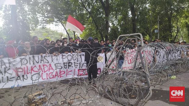 Polisi mengamankan 337 orang yang melakukan kerusuhan dalam aksi unjuk rasa menolak disahkannya Omnibus Law Cipta Kerja pada hari kedua unjuk rasa di DPRD Sumut, Jumat (9/10)