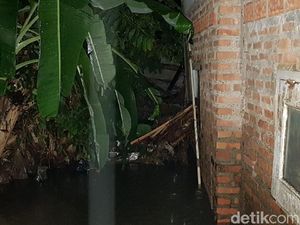 Camat Jagakarsa: Banjir Ciganjur dari Luapan Kali Setu Tertutup Tembok Longsor Camat Jagakarsa: Banjir Ciganjur dari Luapan Kali Setu Tertutup Tembok Longsor