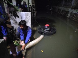 Banjir di Ciganjur Jaksel Belum Surut, Petugas Operasikan 3 Pompa Apung
