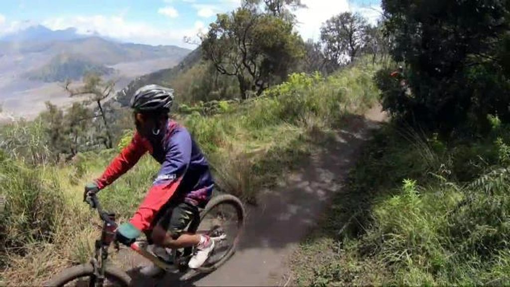 Foto: Bersepeda Menaklukkan Trek Menantang Gunung Bromo
