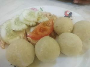 Foto: Bola-bola Nasi Ayam yang Lezat Khas Malaysia