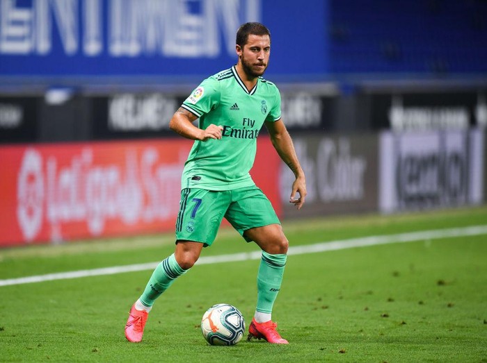 BARCELONA, SPAIN - JUNE 28: Eden Hazard of Real Madrid CF runs with the ball during the Liga match between RCD Espanyol and Real Madrid CF at RCDE Stadium on June 28, 2020 in Barcelona, Spain. (Photo by David Ramos/Getty Images)