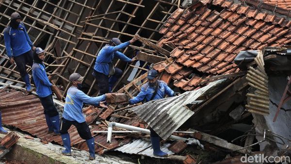 Foto Petugas Bahu Membahu Bersihkan Longsor di Ciganjur