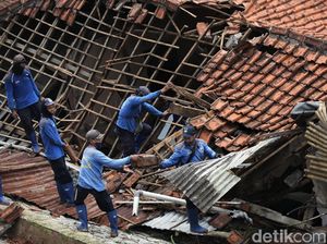 Foto Petugas Bahu Membahu Bersihkan Longsor di Ciganjur