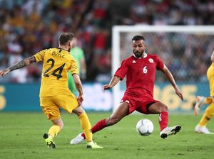 Ngeri! Duel Bola Atas, Bek Ini Kehilangan Gigi