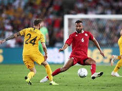 Ngeri! Duel Bola Atas, Bek Ini Kehilangan Gigi