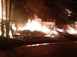 Pabrik Kayu di Samping Polsek Sukmajaya Depok Terbakar, 3 Damkar Dikerahkan