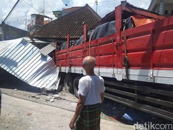 Tak Kuat Nanjak, Truk di Lamongan Mundur dan Tabrak Rumah Warga