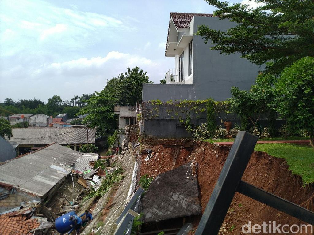 Pemilik Rumah Melayang di Ciganjur Cerita Detik-detik Longsor Terjadi Pemilik Rumah Melayang di Ciganjur Cerita Detik-detik Longsor Terjadi
