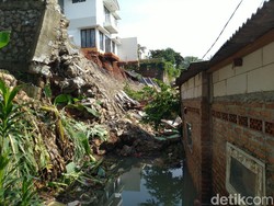 Ini Penampakan Longsor di Ciganjur Jaksel, Puing-puing Tutup Aliran Kali