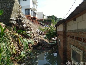 Ini Penampakan Longsor di Ciganjur Jaksel, Puing-puing Tutup Aliran Kali Ini Penampakan Longsor di Ciganjur Jaksel, Puing-puing Tutup Aliran Kali