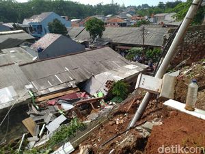 4 Rumah Warga Jadi Korban Longsor di Ciganjur Jaksel