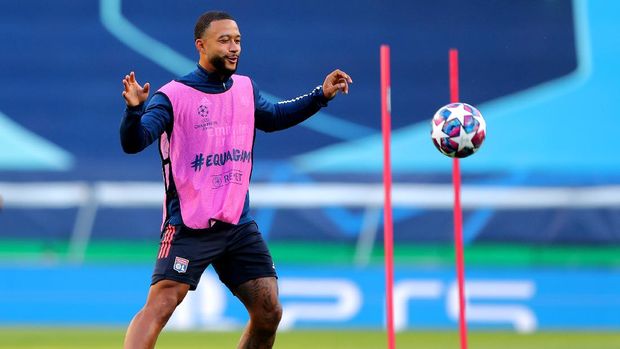 LISBON, PORTUGAL - AUGUST 14: Memphis Depay of Olympique Lyon in action during the Olympique Lyonnais Training Session ahead of the UEFA Champions League match between Manchester City and Olympique Lyonnais at Estadio Jose Alvalade on August 14, 2020 in Lisbon, Portugal. (Photo by Miguel A. Lopes/Pool via Getty Images)