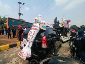 Wah, Ada Mobil Pengangkut Pocong di Jakarta