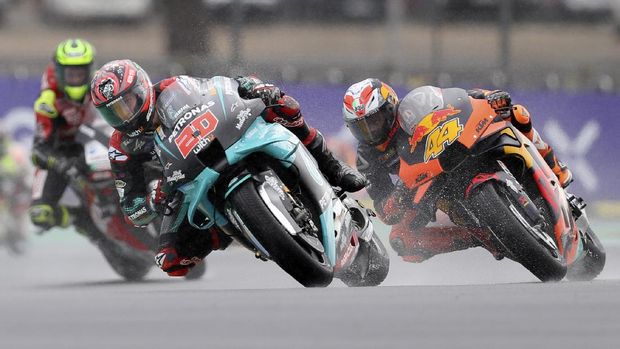 France's rider Fabio Quartararo of the Petronas Yamaha SRT steers his motorcycle followed by Spain's rider Pol Espargaro of the Red Bull KTM Factory Racing during the MotoGP race of the French Motorcycle Grand Prix at the Le Mans racetrack, in Le Mans, France, Sunday, Oct. 11, 2020. (AP Photo/David Vincent)