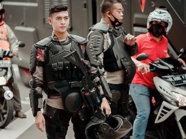 8 Pesona Polisi Ganteng yang Viral Saat Demo Omnibus Law, Bikin Susah Kedip