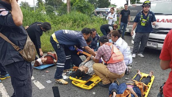 Korban Kecelakaan Maut yang Tewaskan 17 Orang di Thailand  Dievakuasi