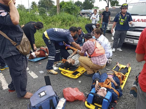 Korban Kecelakaan Maut yang Tewaskan 17 Orang di Thailand  Dievakuasi