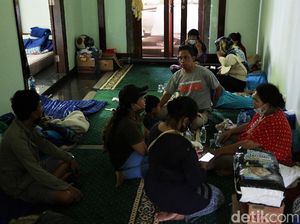 Ratusan Warga Mengungsi Akibat Longsor dan Banjir di Ciganjur Ratusan Warga Mengungsi Akibat Longsor dan Banjir di Ciganjur