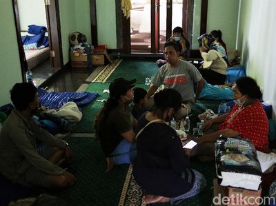 Ratusan Warga Mengungsi Akibat Longsor dan Banjir di Ciganjur