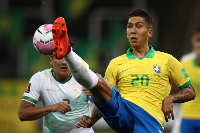 SAO PAULO, BRAZIL - OCTOBER 09: Roberto Firmino of Brazil controls the ball  during a match between Brazil and Bolivia as part of South American Qualifiers for Qatar 2022 at Neo Quimica Arena on October 09, 2020 in Sao Paulo, Brazil. (Photo by Buda Mendes/Getty Images)