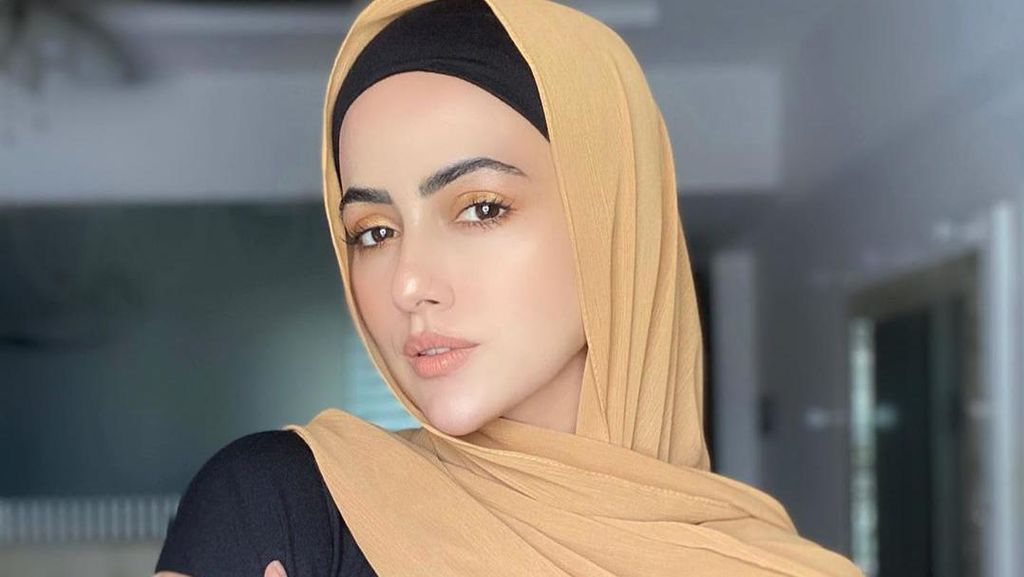 10 Gaya Hijab Sana Khan, Aktris Cantik Bollywood yang Putuskan untuk Hijrah
