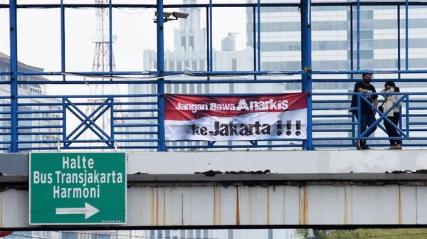 Spanduk Imbauan Tolak Anarkisme Mejeng di Jakarta