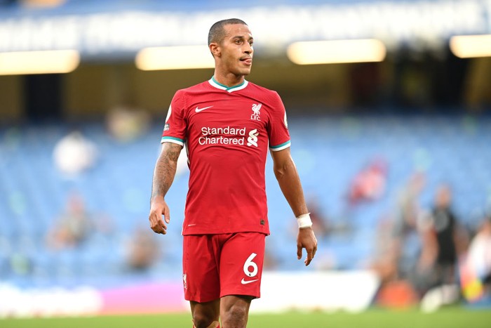 LONDON, ENGLAND - SEPTEMBER 20: Thiago Alcantara of Liverpool in action during the Premier League match between Chelsea and Liverpool at Stamford Bridge on September 20, 2020 in London, England. (Photo by Michael Regan/Getty Images)