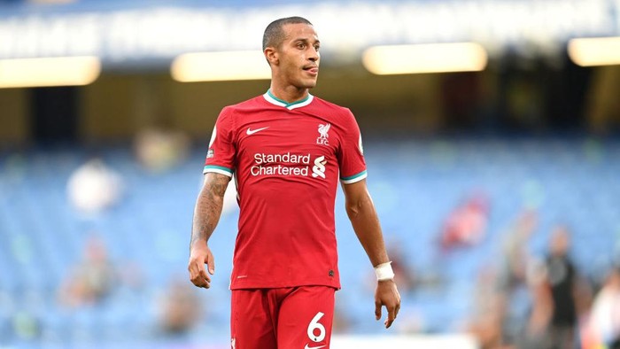 LONDON, ENGLAND - SEPTEMBER 20: Thiago Alcantara of Liverpool in action during the Premier League match between Chelsea and Liverpool at Stamford Bridge on September 20, 2020 in London, England. (Photo by Michael Regan/Getty Images)