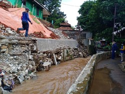 Longsor Juga Terjadi di Pasar Minggu Jaksel, Turap Kali Ambrol