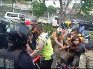 Viral Satpol PP Surabaya Bentak dan Piting Warga Tak Pakai Masker Viral Satpol PP Surabaya Bentak dan Piting Warga Tak Pakai Masker