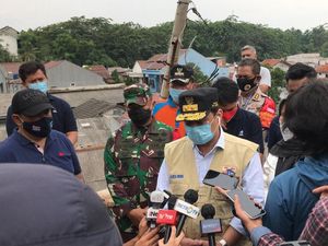Wagub DKI Tinjau Lokasi Banjir-Longsor di Ciganjur Jaksel Wagub DKI Tinjau Lokasi Banjir-Longsor di Ciganjur Jaksel
