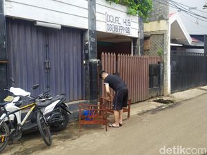 Banjir Surut, Warga Rambutan Jaktim Bersih-bersih Rumah