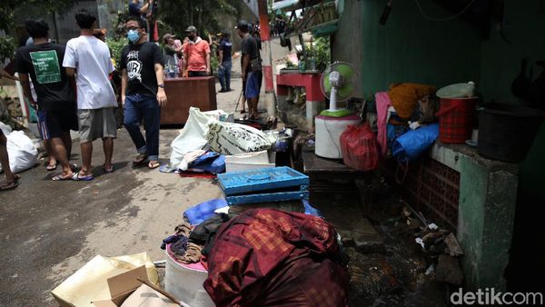 Momen Warga Selamatkan Barang Berharga Saat Banjir Rendam Ciganjur