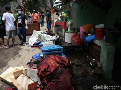 Momen Warga Selamatkan Barang Berharga Saat Banjir Rendam Ciganjur