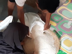 Warga Tasikmalaya Keluhkan Beras Bantuan PKH Bau hingga Berkutu