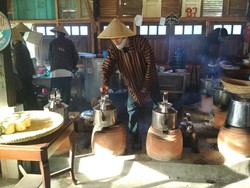 Warung Abah Wardja di Cirebon, Seperti Balik ke Era Tahun 90-an