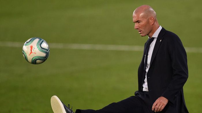 Zinedine Zidane MADRID, SPAIN - JULY 16: Madrid coach Zinédine Zidane controls the ball during the Liga match between Real Madrid CF and Villarreal CF at Estadio Alfredo Di Stefano on July 16, 2020 in Madrid, Spain. (Photo by Denis Doyle/Getty Images)
