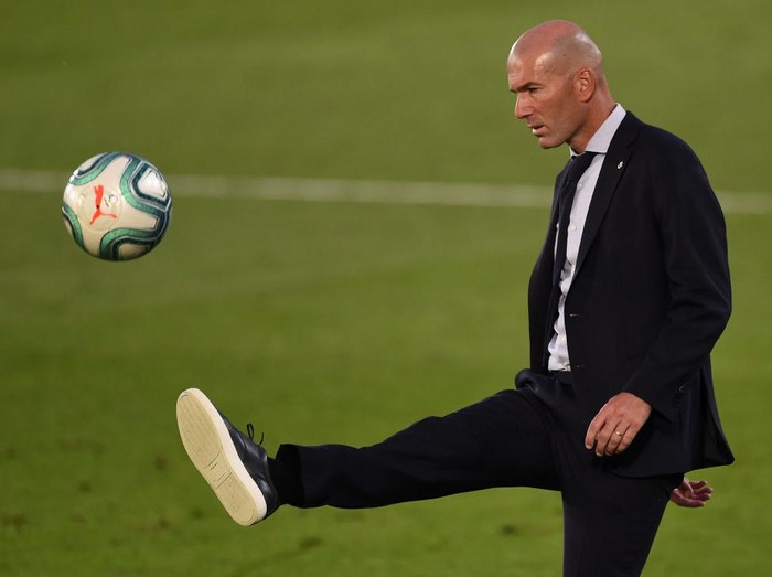 MADRID, SPAIN - JULY 16: Madrid coach Zinédine Zidane controls the ball during the Liga match between Real Madrid CF and Villarreal CF at Estadio Alfredo Di Stefano on July 16, 2020 in Madrid, Spain. (Photo by Denis Doyle/Getty Images)