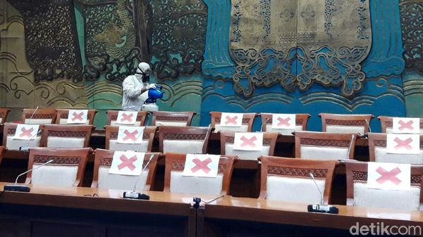 19 Dewan Positif Corona, Gedung DPR Disemprot Disinfektan