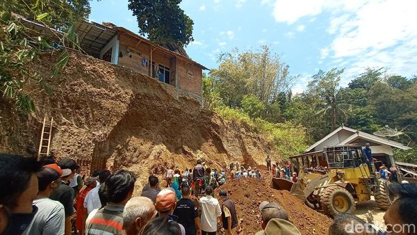 2 Pekerja Tewas Tertimbun Longsor di Kudus