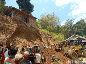 2 Pekerja Tewas Tertimbun Longsor di Kudus