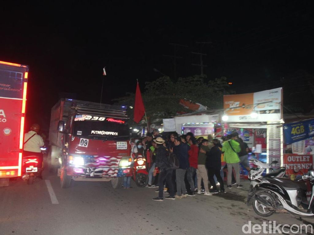 Wagub Kaltim Dilempari Batu, Demo Mahasiswa Tolak Omnibus Law Dibubarkan Wagub Kaltim Dilempari Batu, Demo Mahasiswa Tolak Omnibus Law Dibubarkan