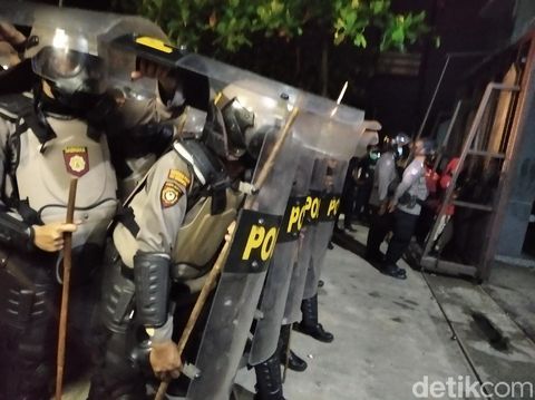Aksi mahasiswa tolak UU Omnibus Law Cipta Kerja yang bubar di Jalan Tengkawang Samarinda (Suriyatman/detikcom)