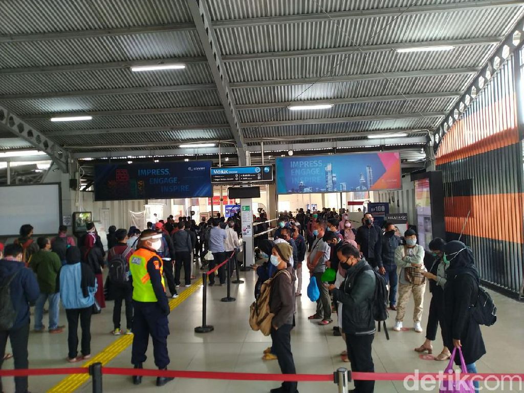 DKI Kembali PSBB Transisi, Begini Suasana Penumpang KRL di Stasiun Bogor DKI Kembali PSBB Transisi, Begini Suasana Penumpang KRL di Stasiun Bogor